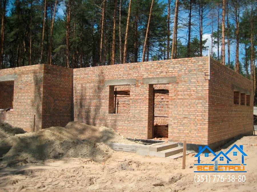 Кирпичный дом на строительной площадке