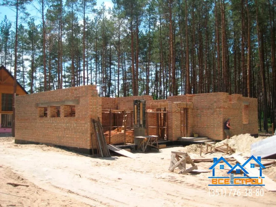 Строительство кирпичного дома на лесной территории