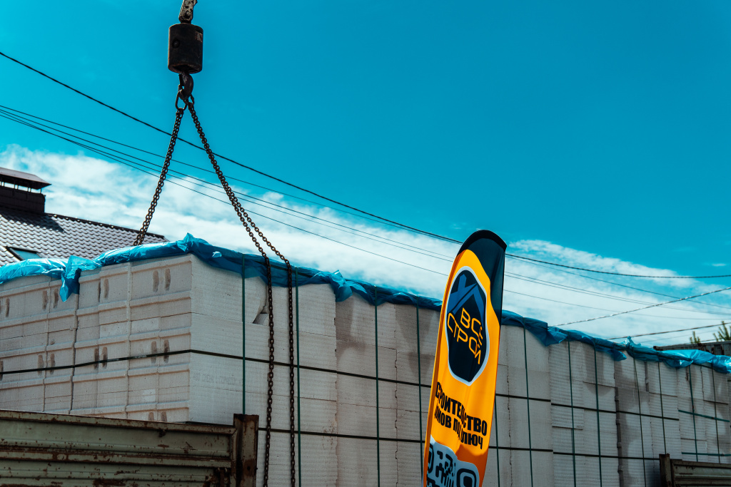 Монтаж блоков краном на этапе возведения стен